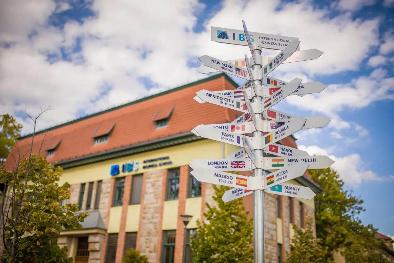 تصویر دانشگاه IBS مجارستان همراه با آسمان آبی رنگ