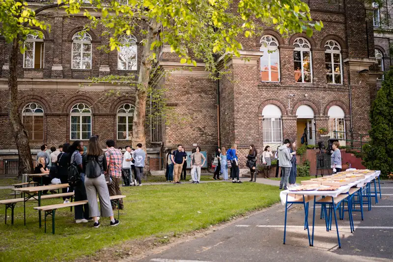 تصویر حیاط کالج مک دنیل بوداپست