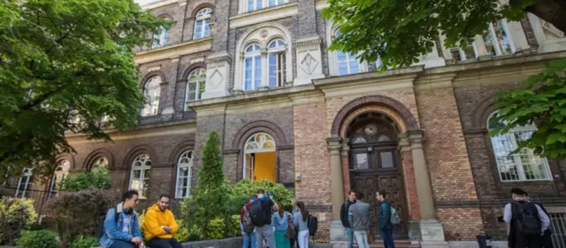 تصویر نمای بیرونی کالج مک دنیل بوداپست