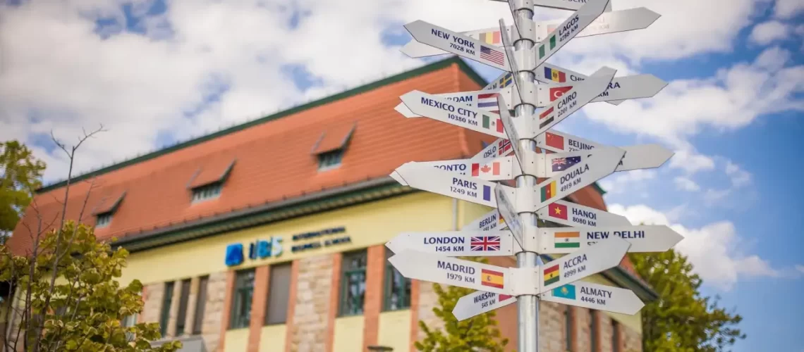 تصویر دانشگاه IBS مجارستان همراه با آسمان آبی رنگ